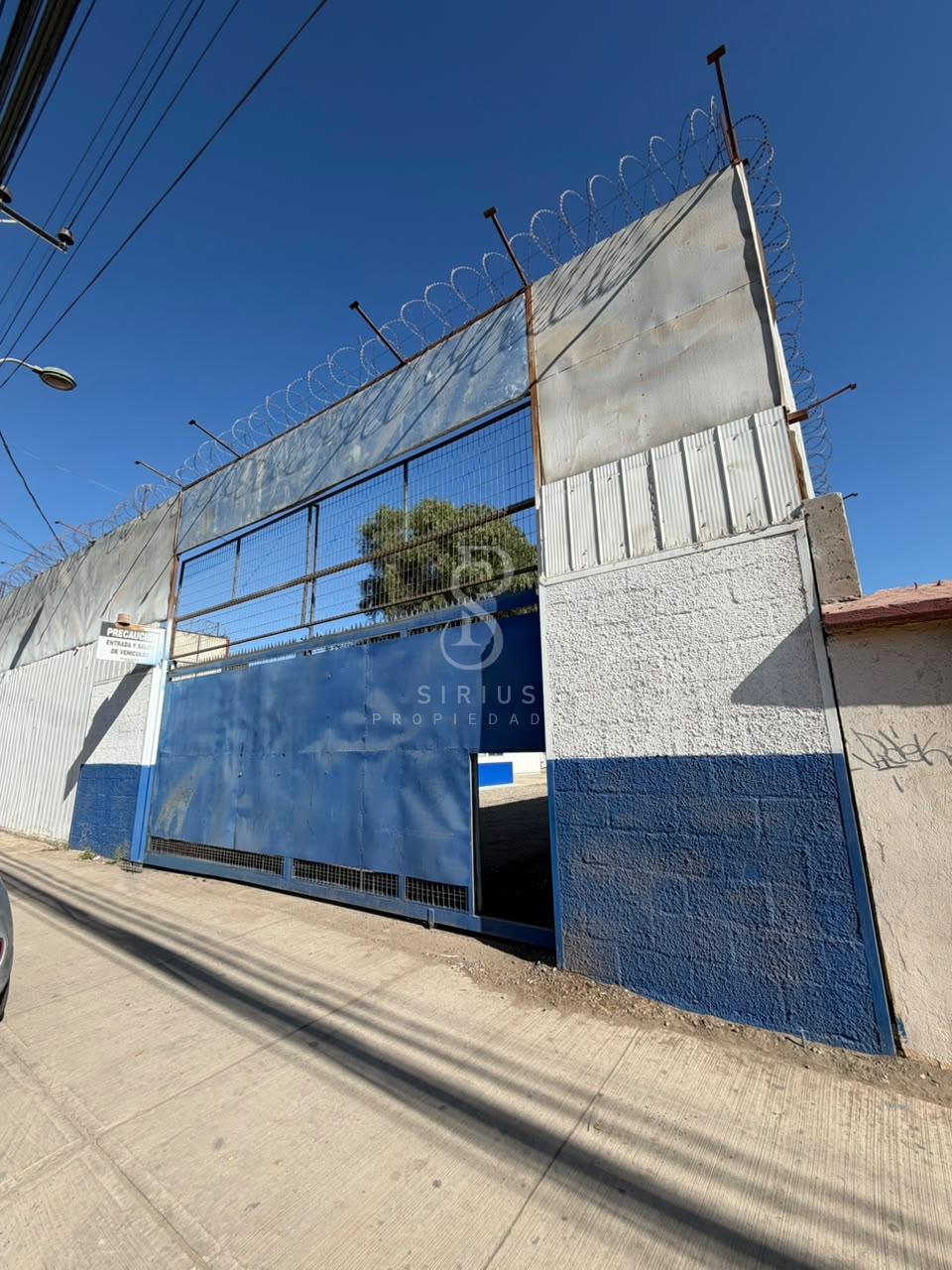 Arriendo local comercial con energía trifásica en avenida principal